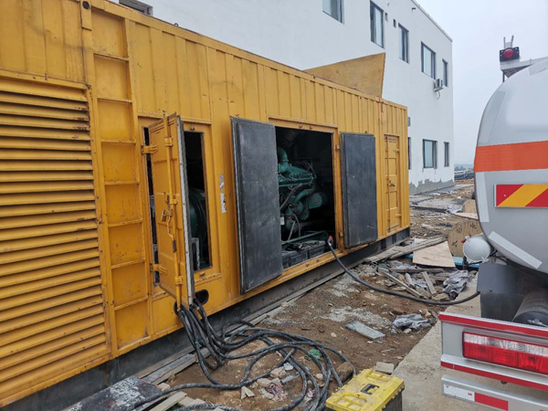 龙沙如何在发电机出租合同中约定设备的维修和保养责任？