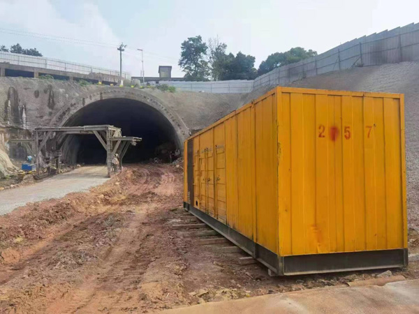 龙沙发电机出租自启装置的工作原理是什么？