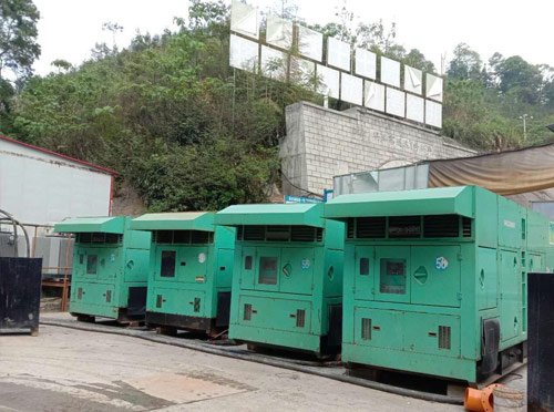 龙沙先进的应急发电机系统中智能监测和控制系统如何确保电压稳定？